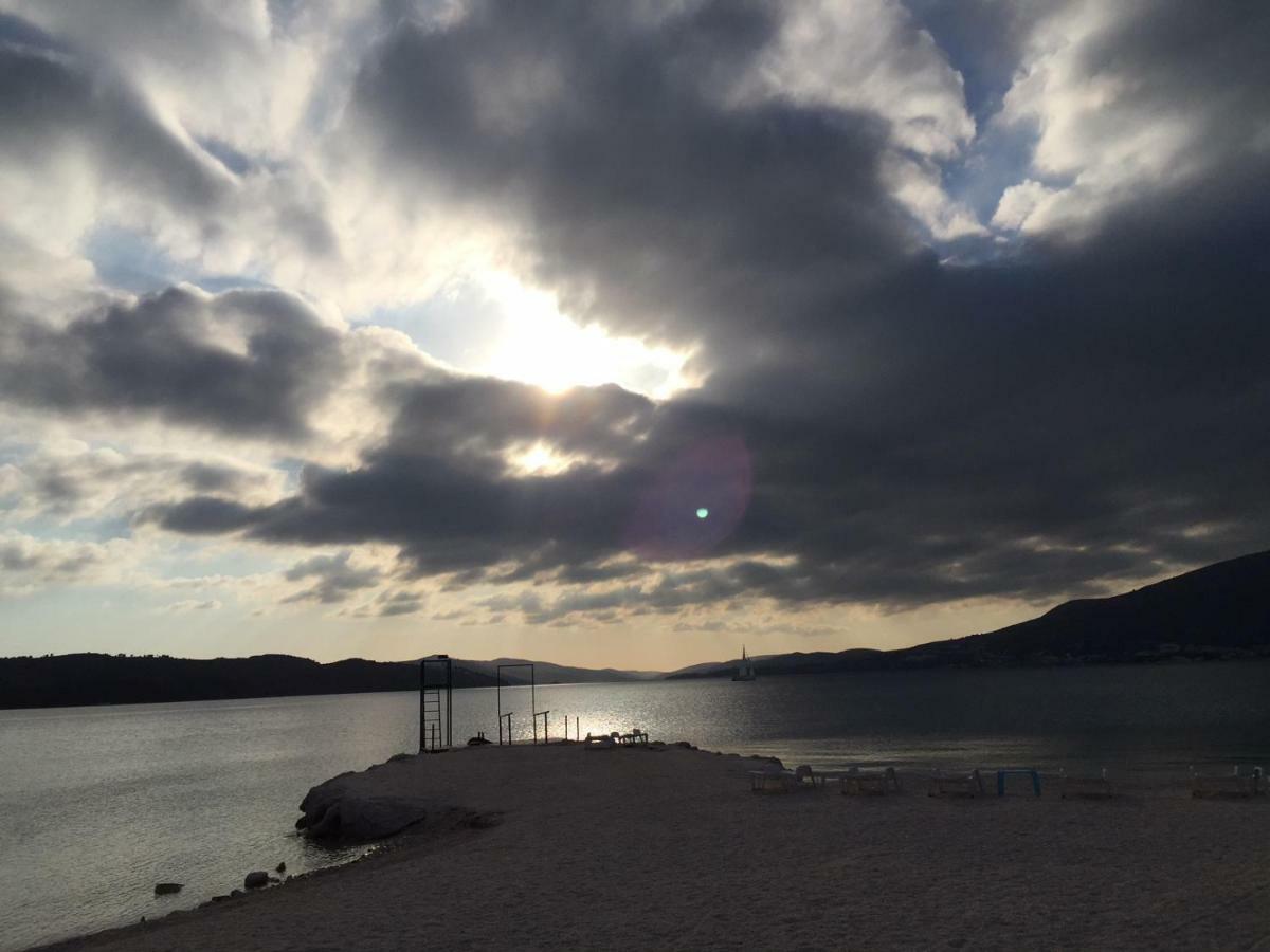 Cozy Place On The Beach Trogir Exterior foto
